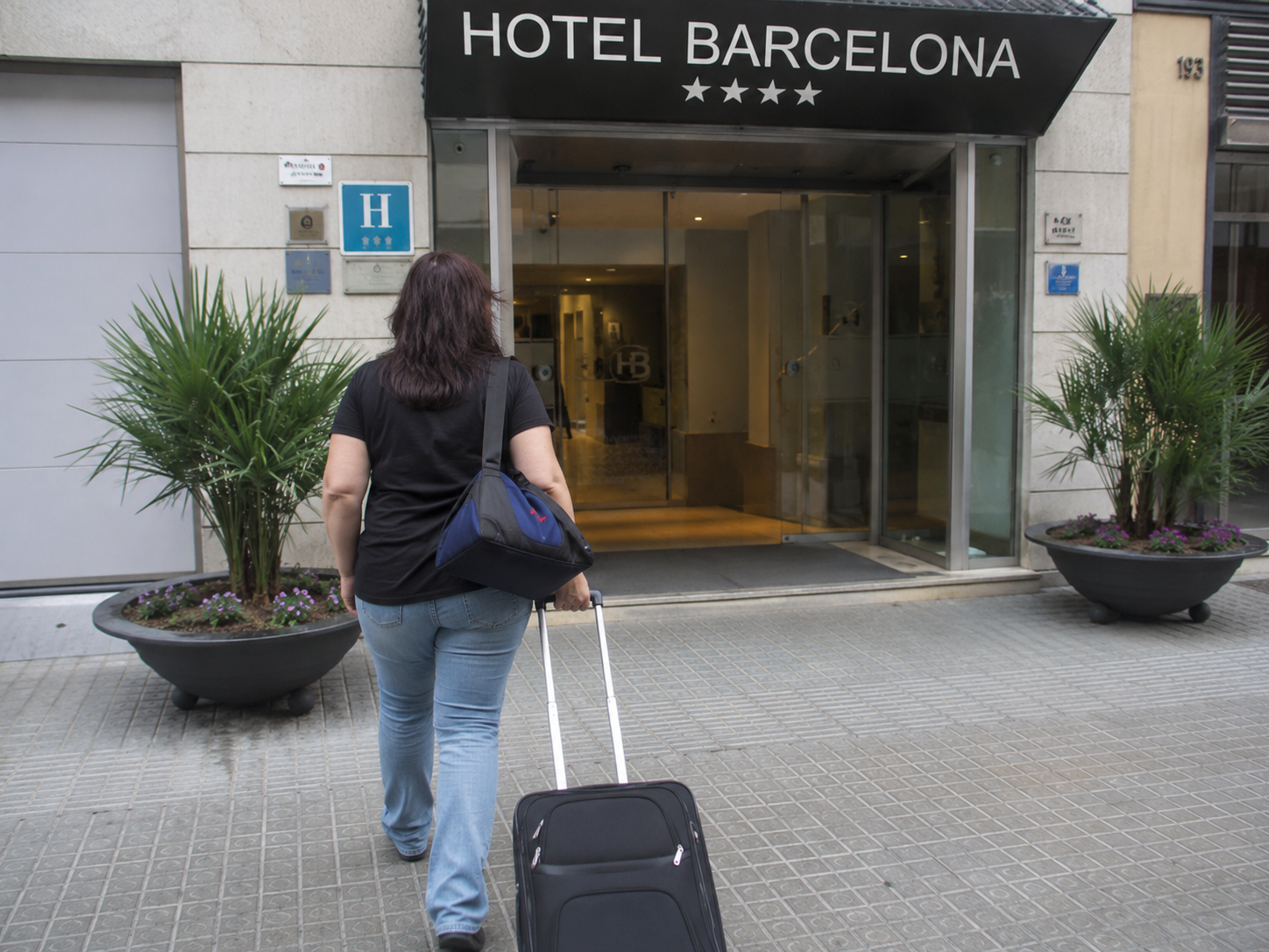 2. Is the hotel entrance well managed 2. Is the hotel entrance well managed